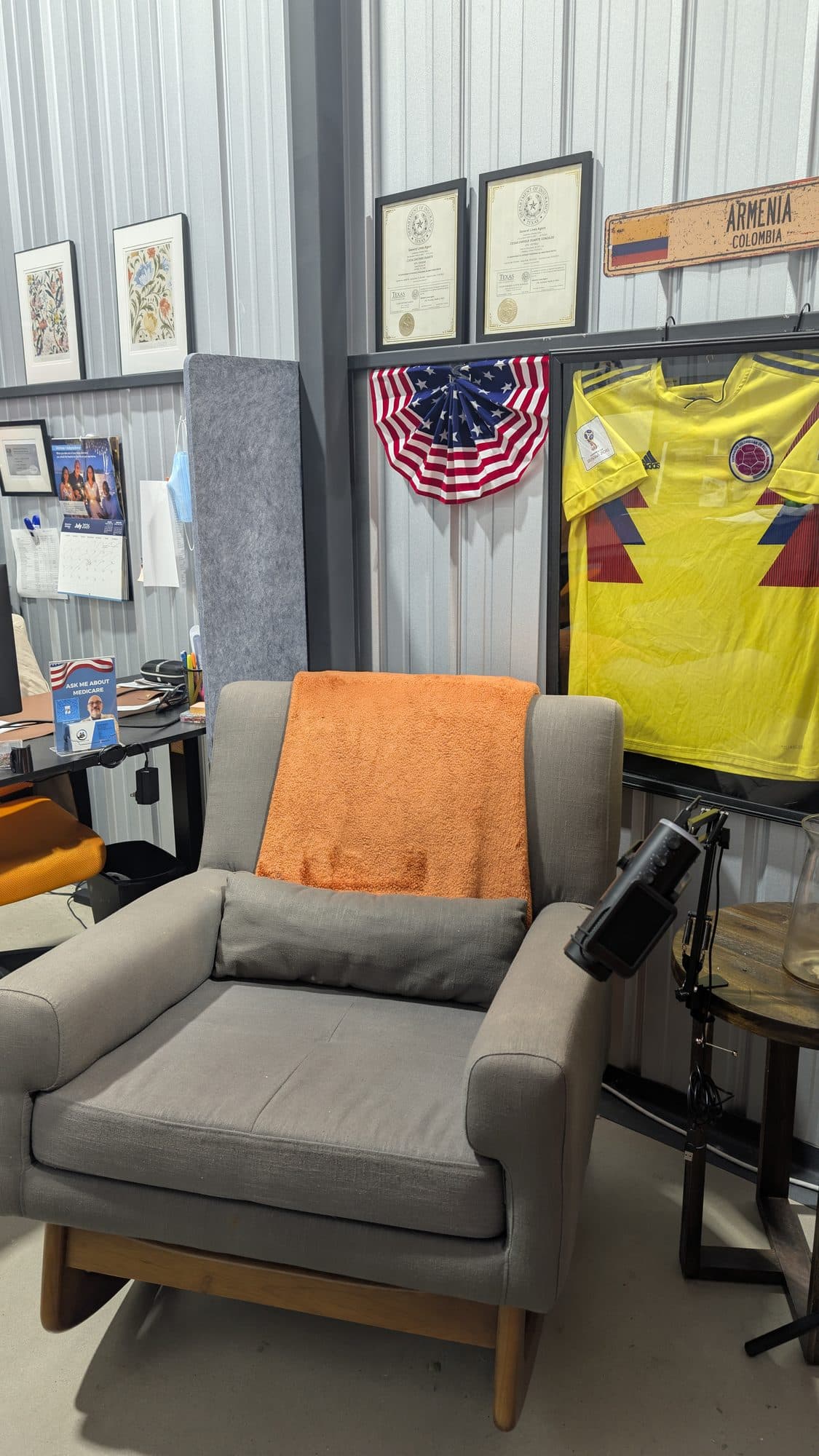 Sala de espera con detalles personales del equipo